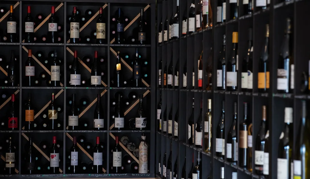 Les rayons de vins dans la cave Capsule & Bouchon