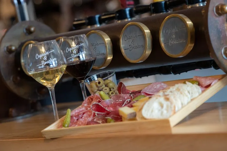 Une planche et une bière photographiées au comptoir de Capsule & Bouchon
