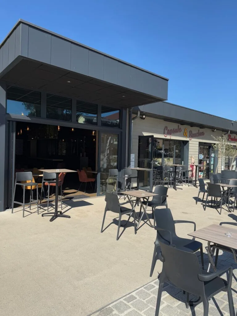 La façade et la terrasse de Capsule & Bouchon sur l’Esplanade du Breuil